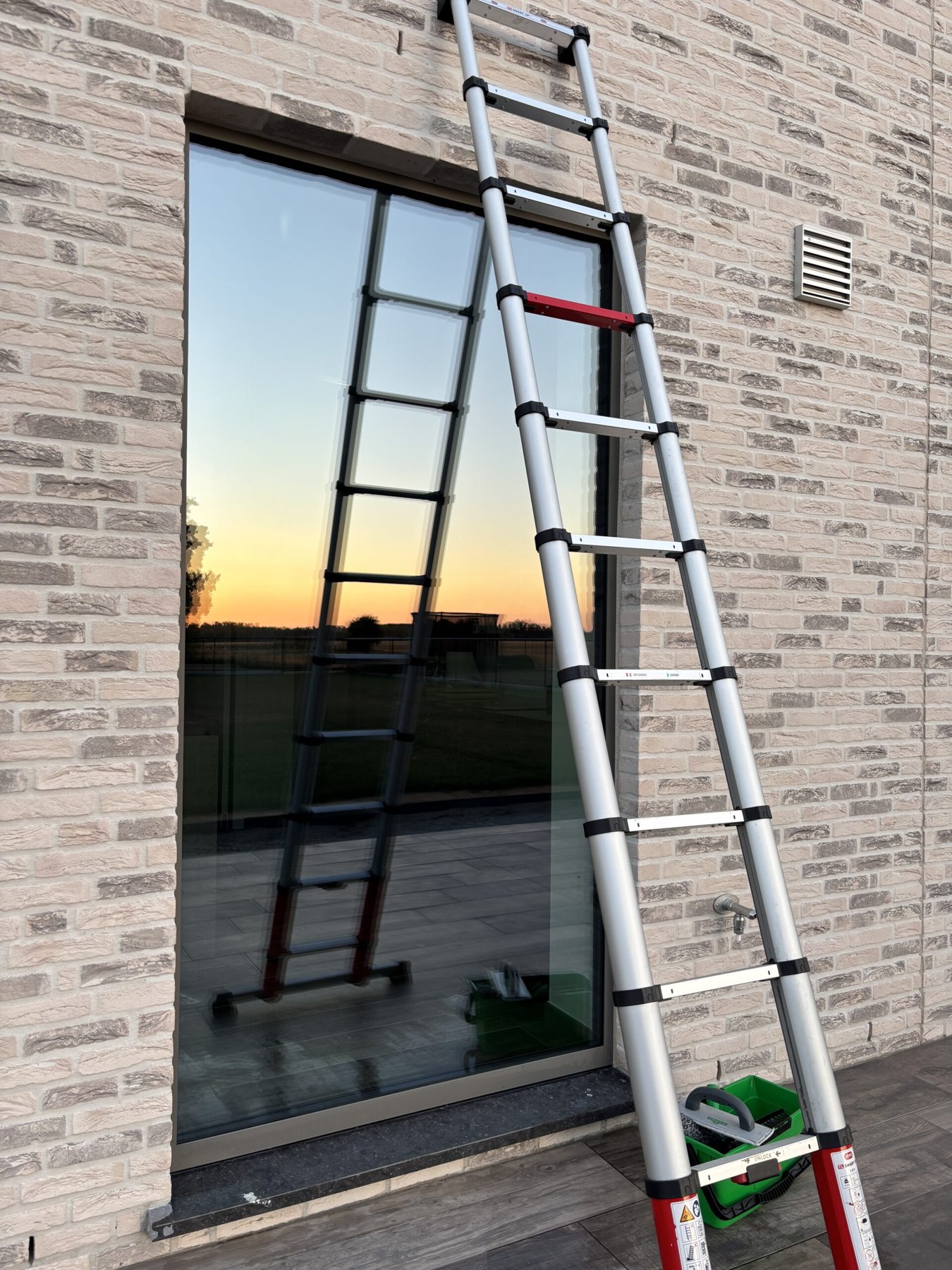 Ladder aan ramen van een woning