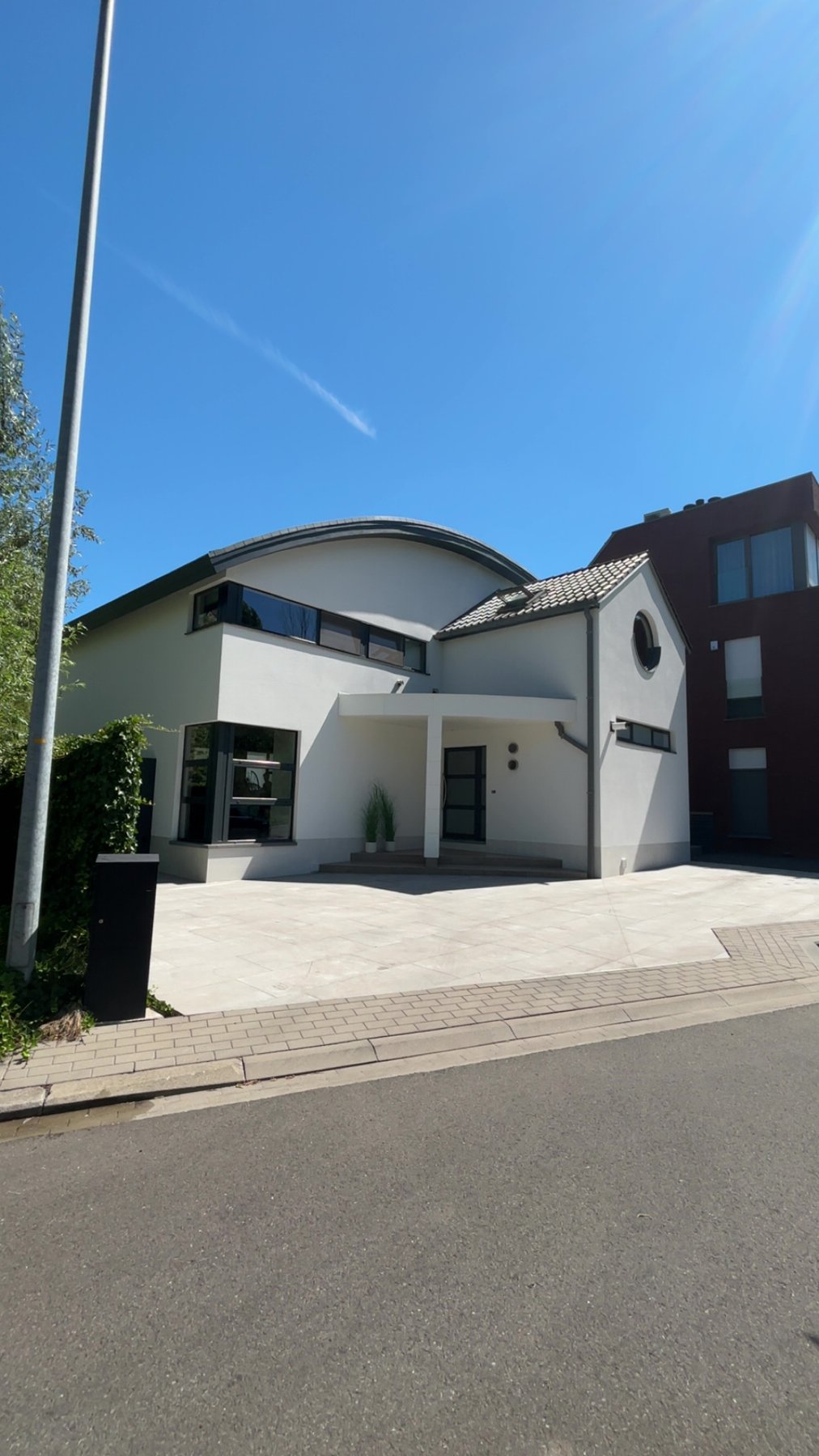 Raam met weerspiegeling van een woning