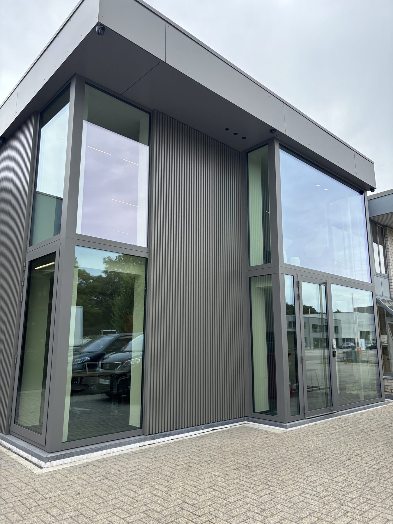 Glasreiniging bij een modern gebouw