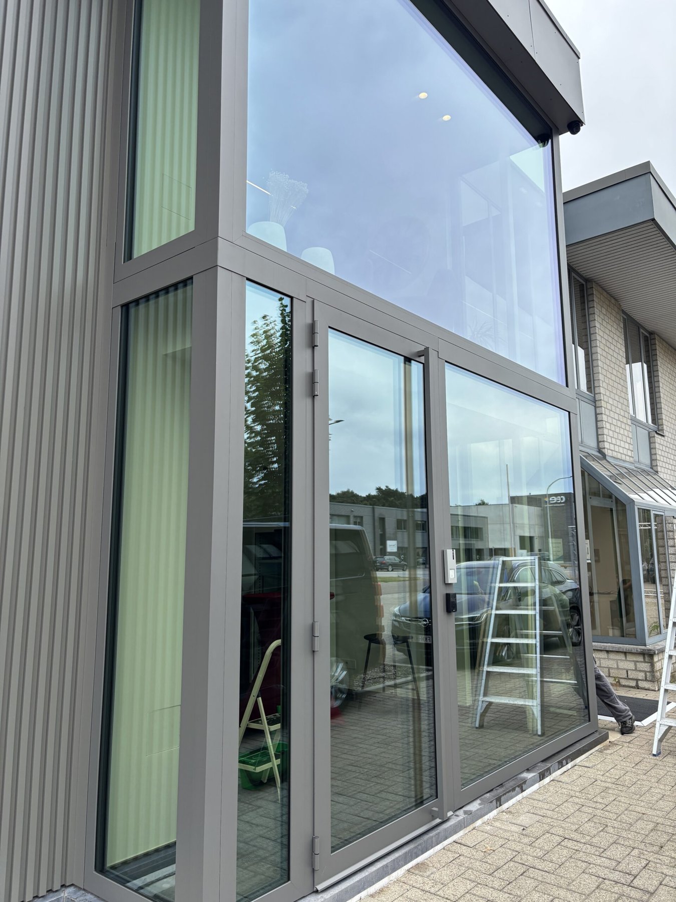 Grote glaspartijen bij een gebouw